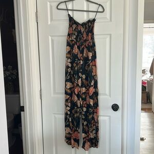 Large strapless jumpsuit. Black flower
